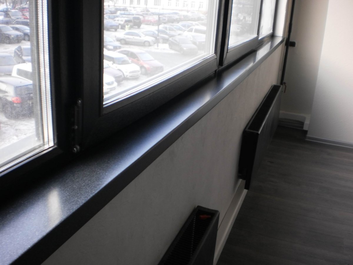 Широкий деревянный подоконник