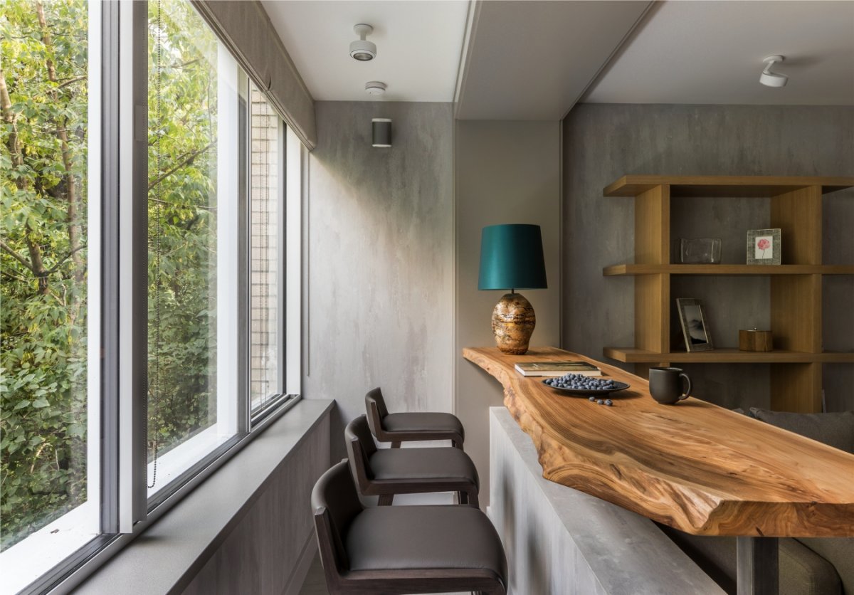 Деревянный подоконник на лоджии