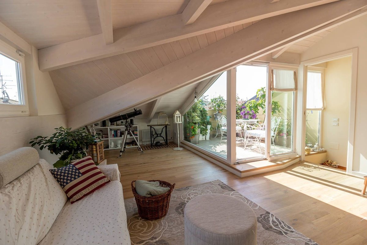 Мансарда с большими окнами