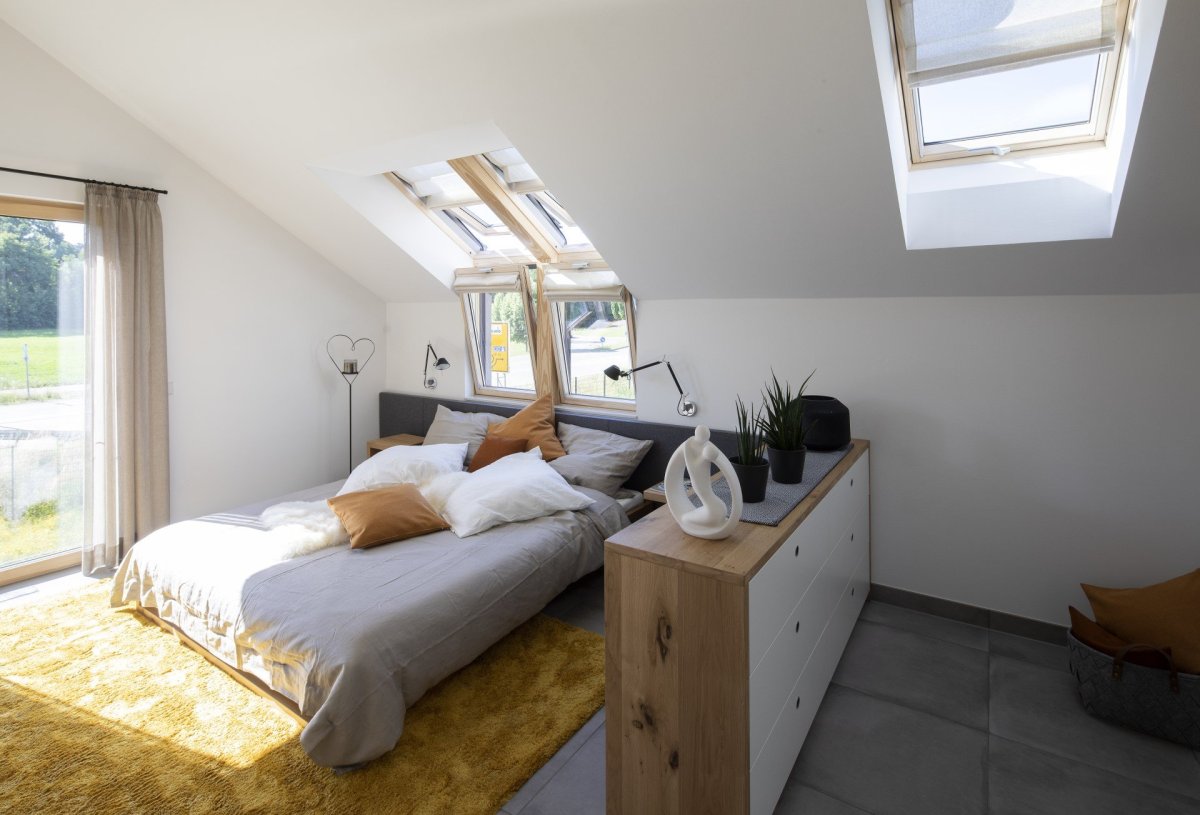 Деревянный дом с мансардной крышей