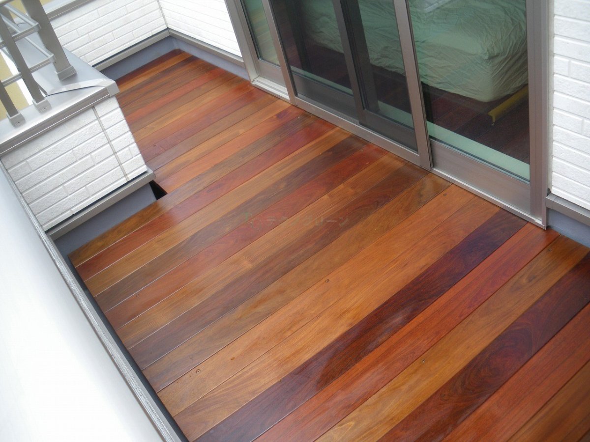 Деревянный пол на балконе