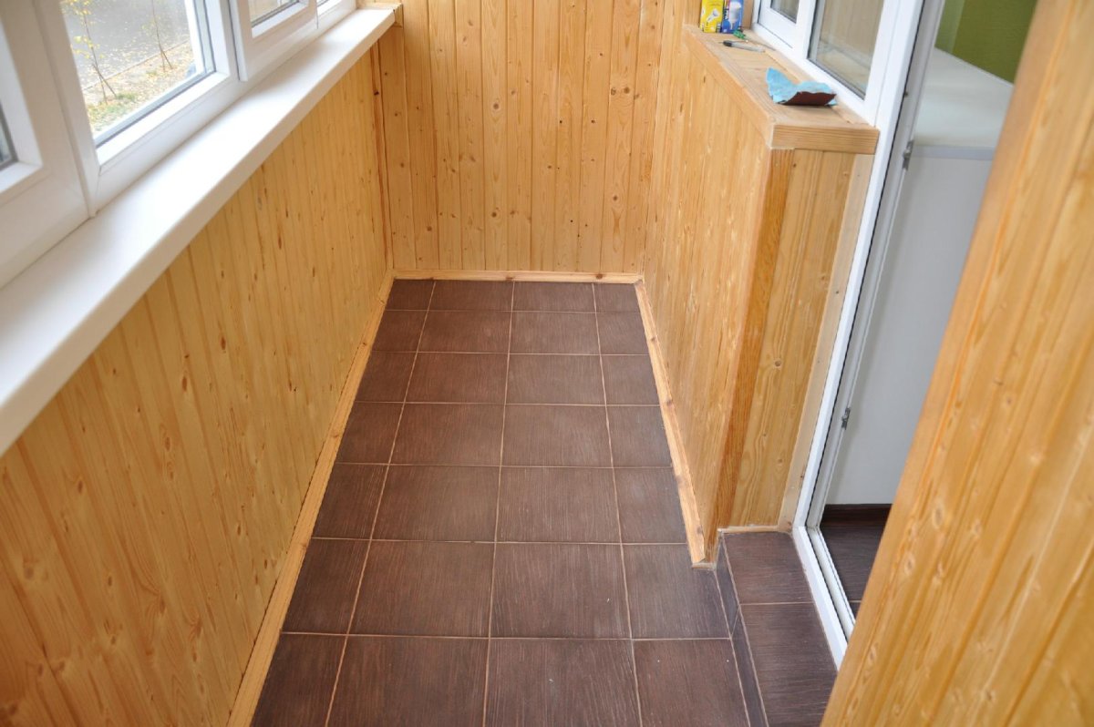 Отделка балкона деревом