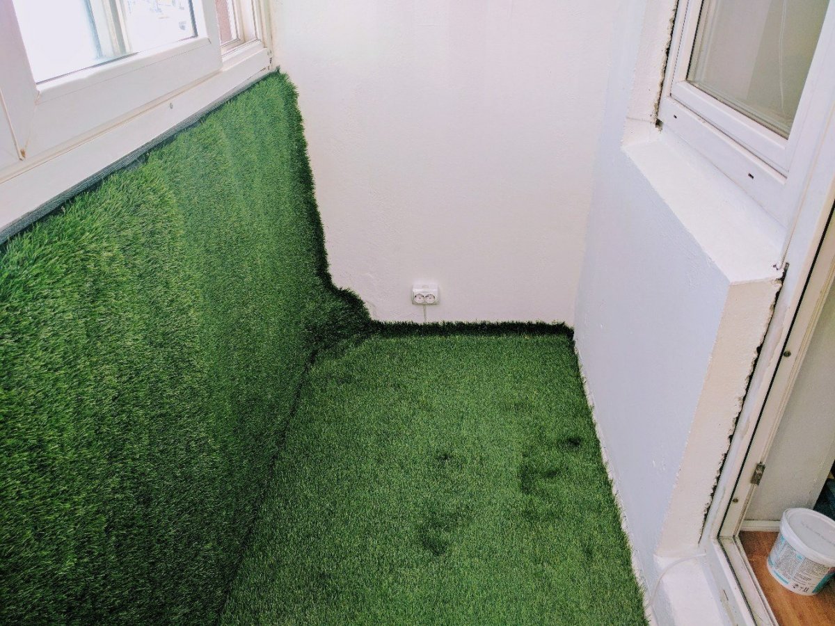 Искусственный газон на балконе