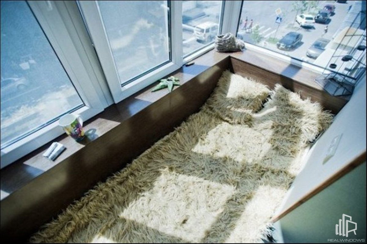 Искусственный газон на лоджии