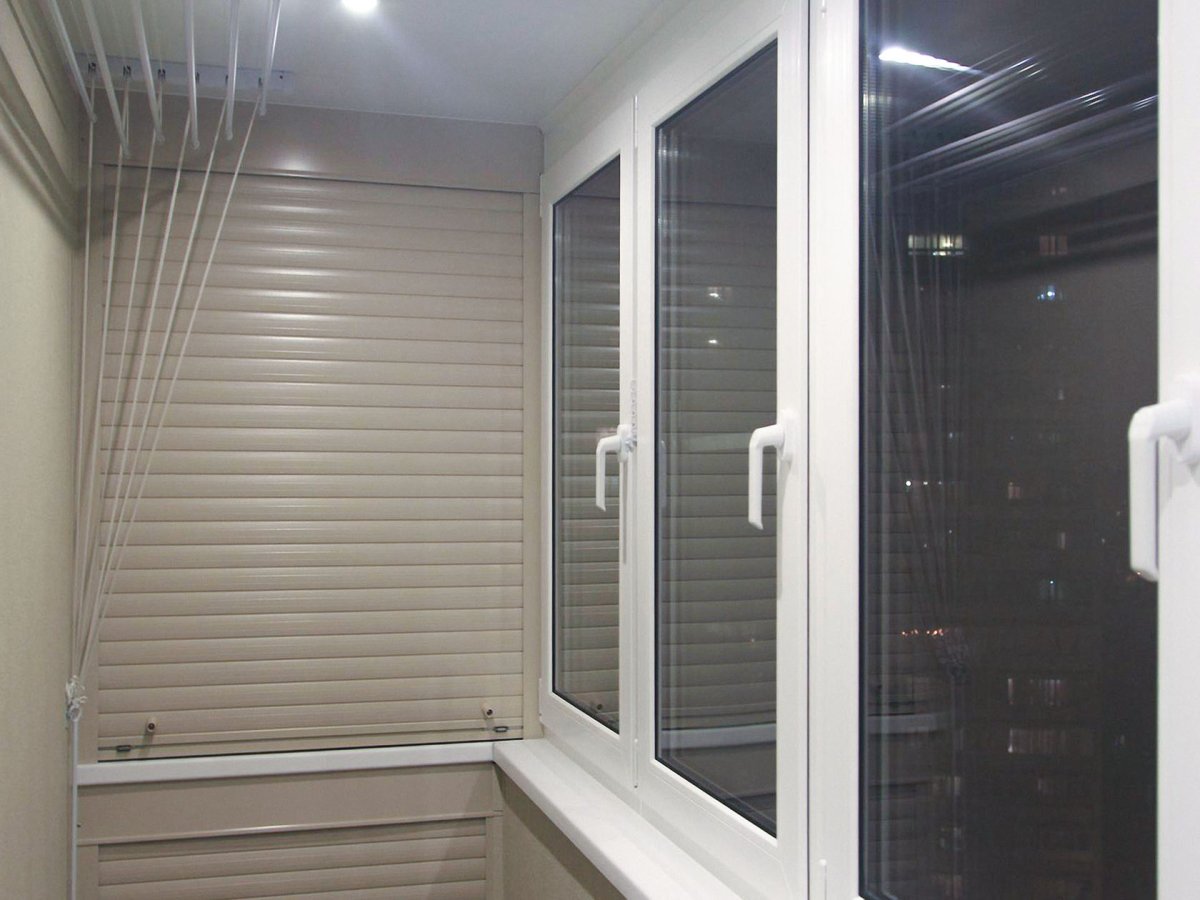 Стеллаж на балкон с рольставнями