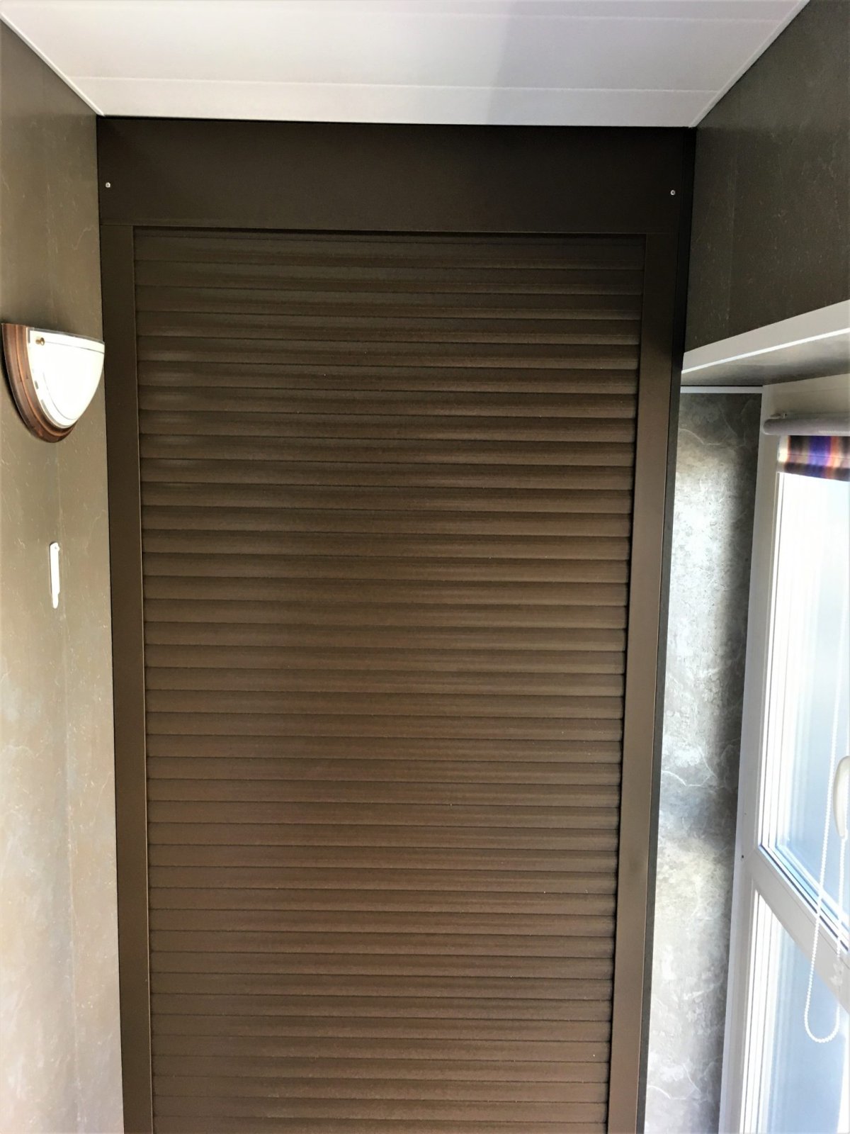 Тумба на балкон с рольставнями