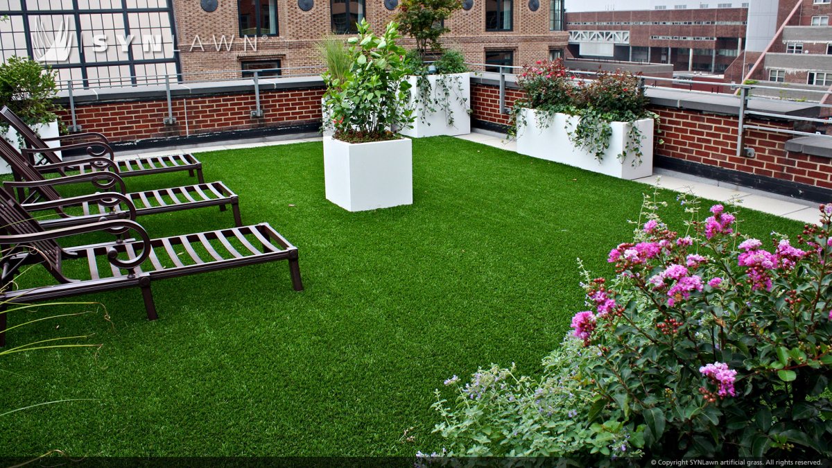 Искусственная трава на балконе