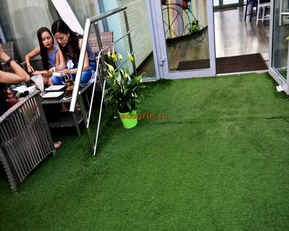 Искусственная трава на террасе