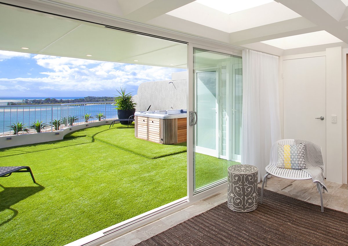 Искусственный газон на стене балкона