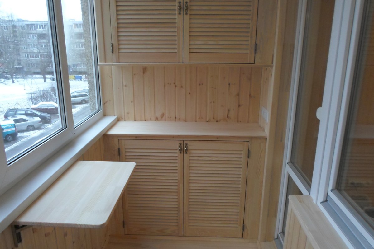 Шкаф на балконе со столом