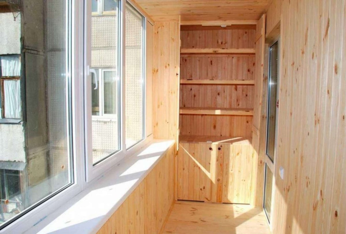 Деревянный шкаф на балкон