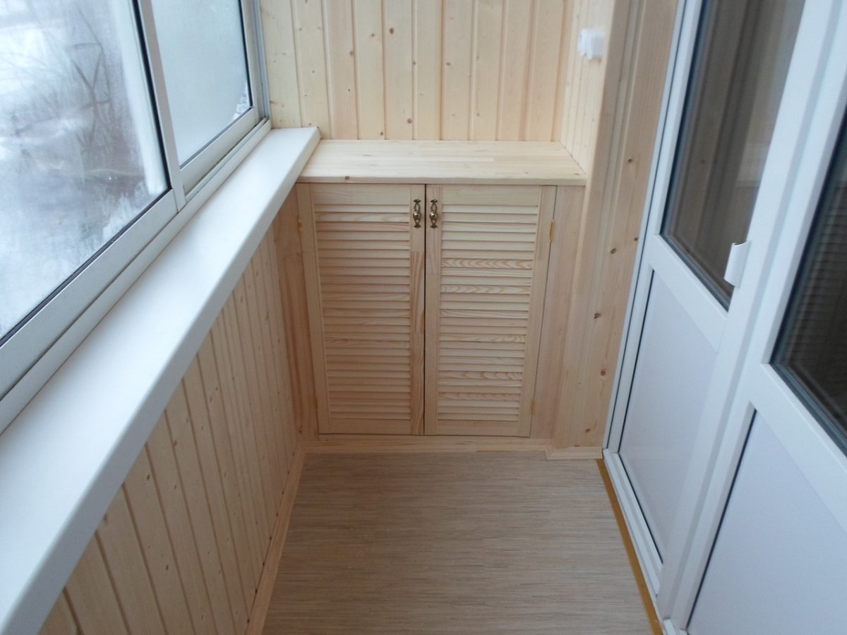 Деревянный шкаф на балкон