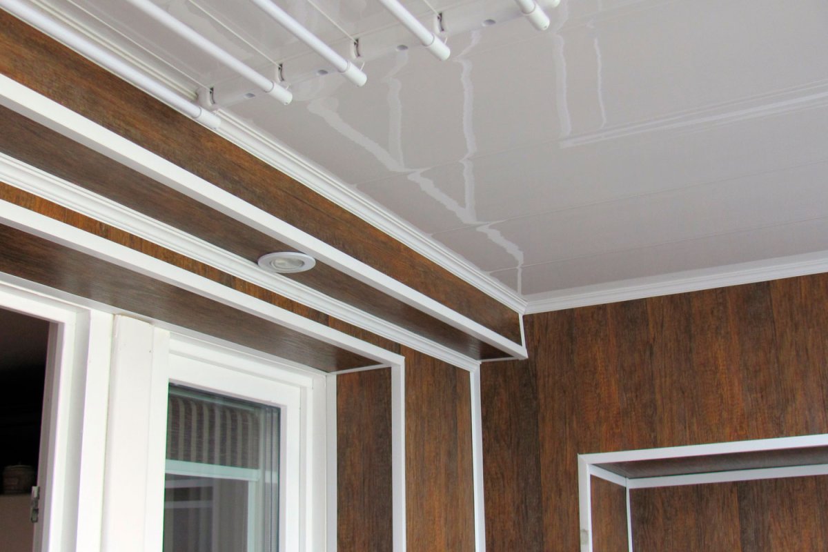 МДФ панели на потолке балкона