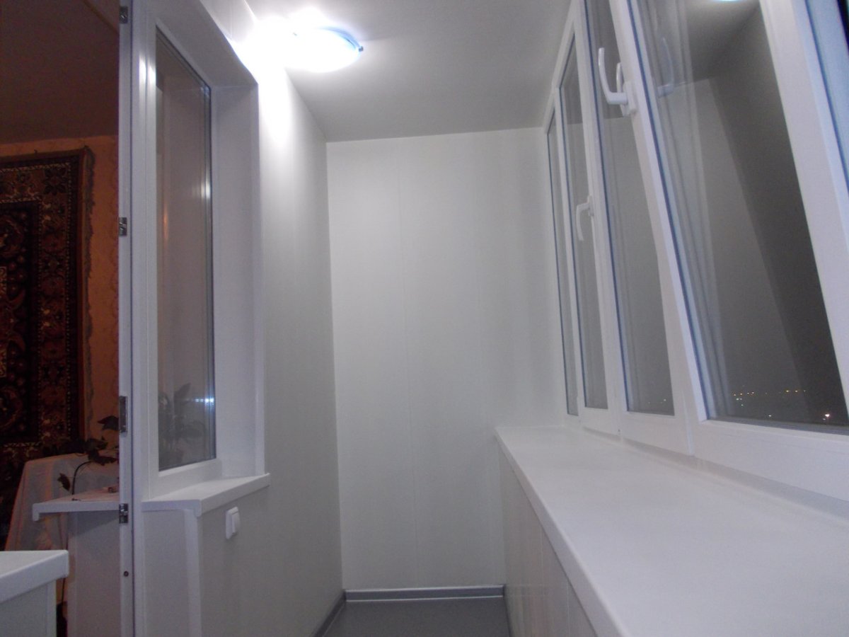 Отделка балкона пластиком