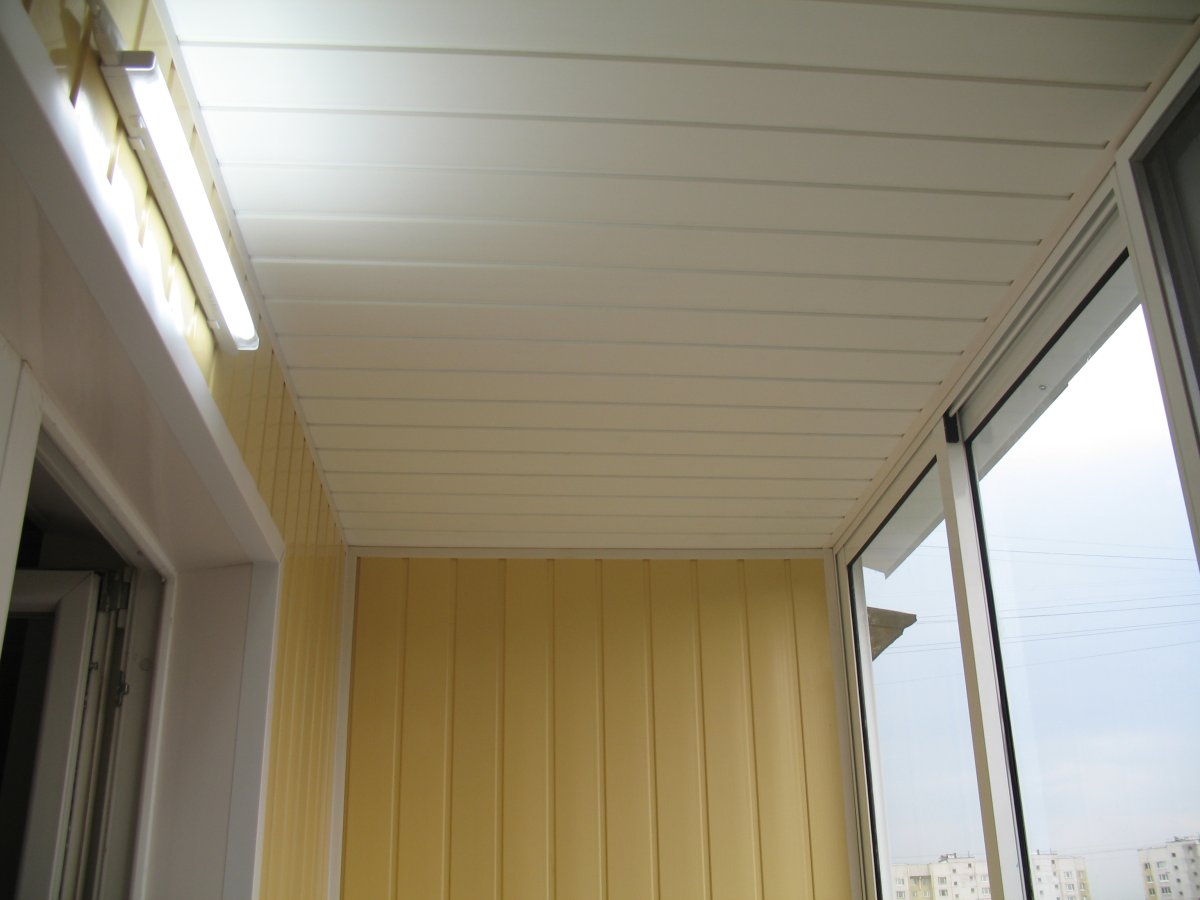 Потолок вагонкой на балконе