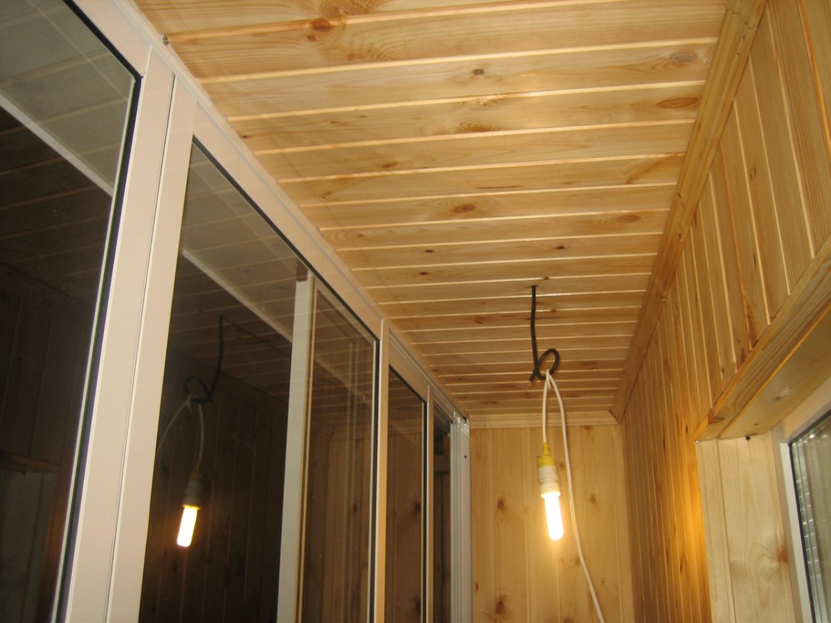 Отделка потолка на балконе пластиковыми панелями