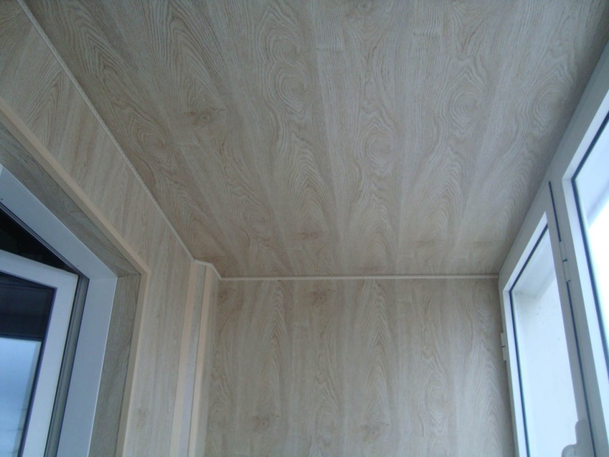 Отделка потолка на балконе