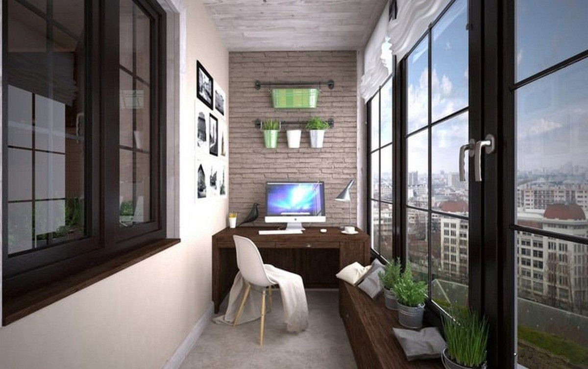 Кабинет на балконе с панорамным остеклением