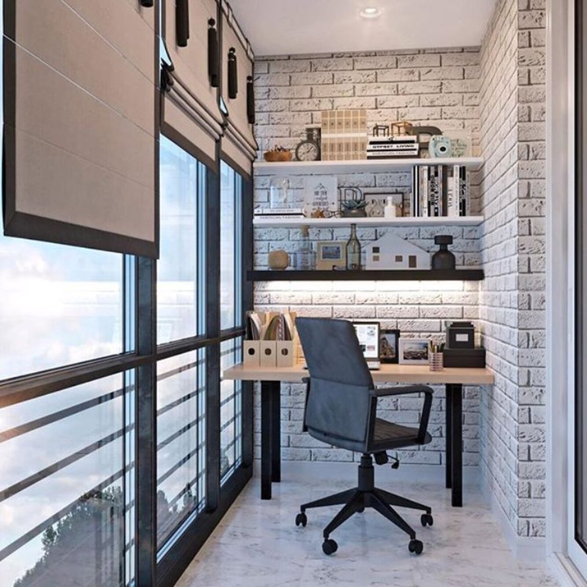 Рабочее место на панорамном балконе