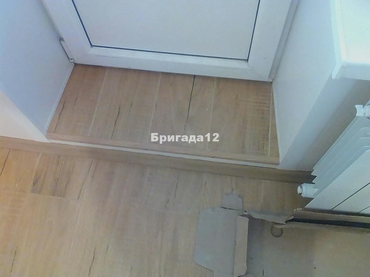 Уголок на порог балкона