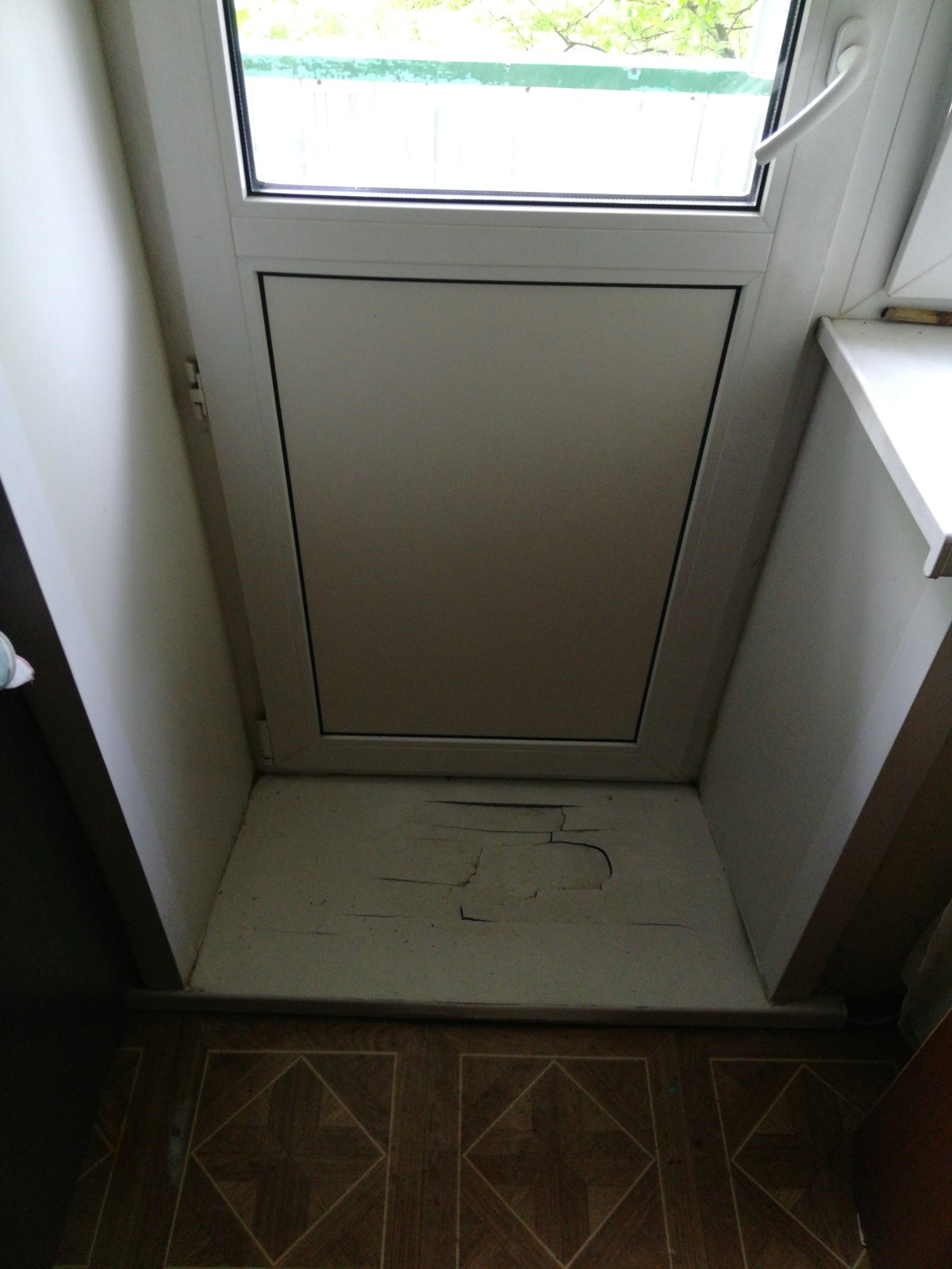 Пластиковый порог на балкон