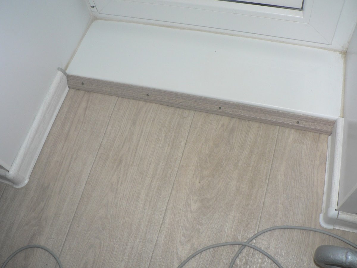 Порожек на балкон из ламината