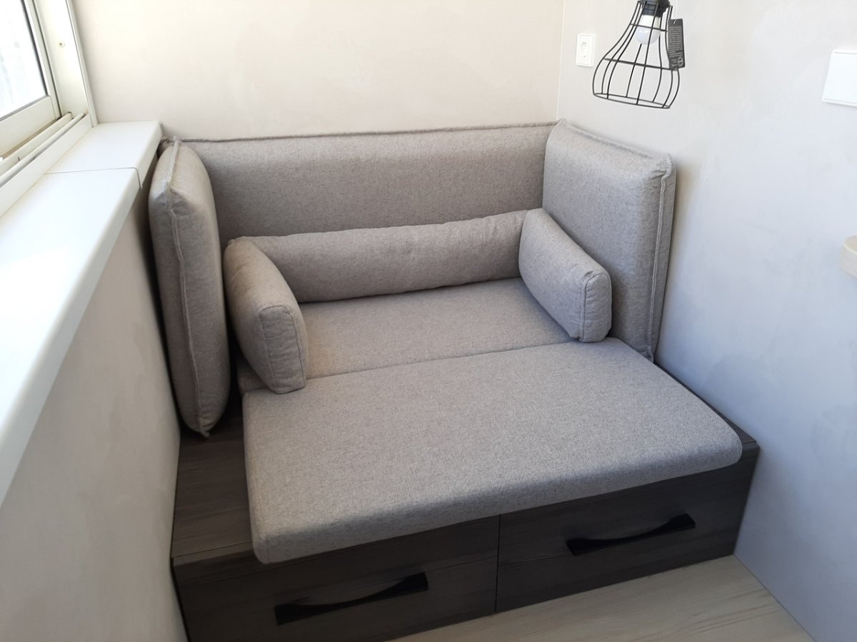 Маленький диванчик на балкон