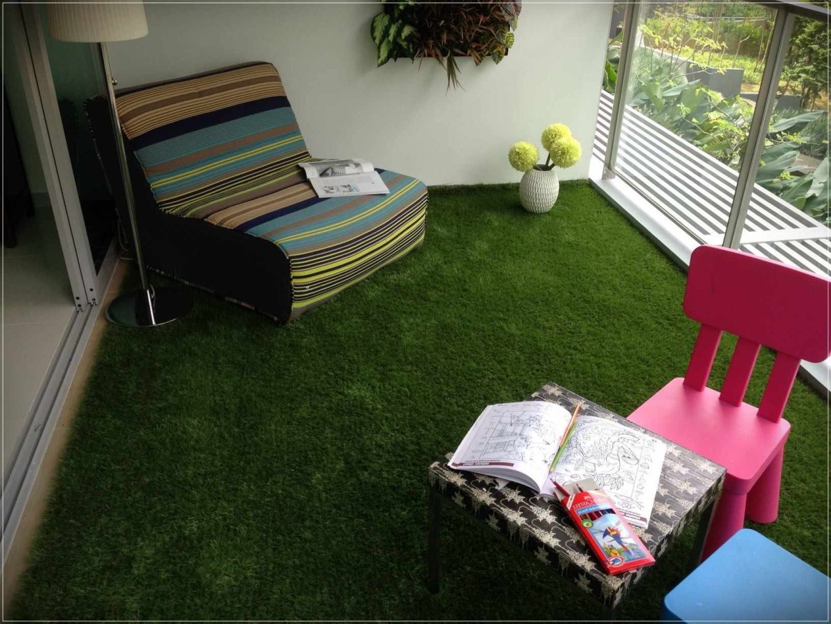 Выставочный подиум из искусственной травы