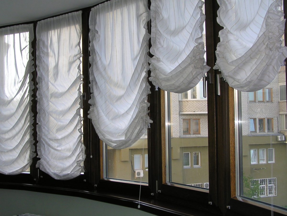 Шторы в спальню с балконной дверью