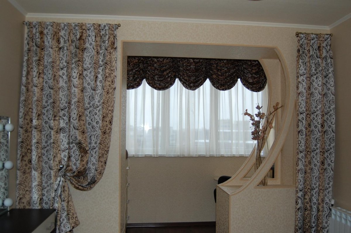 Декор окна на балконе