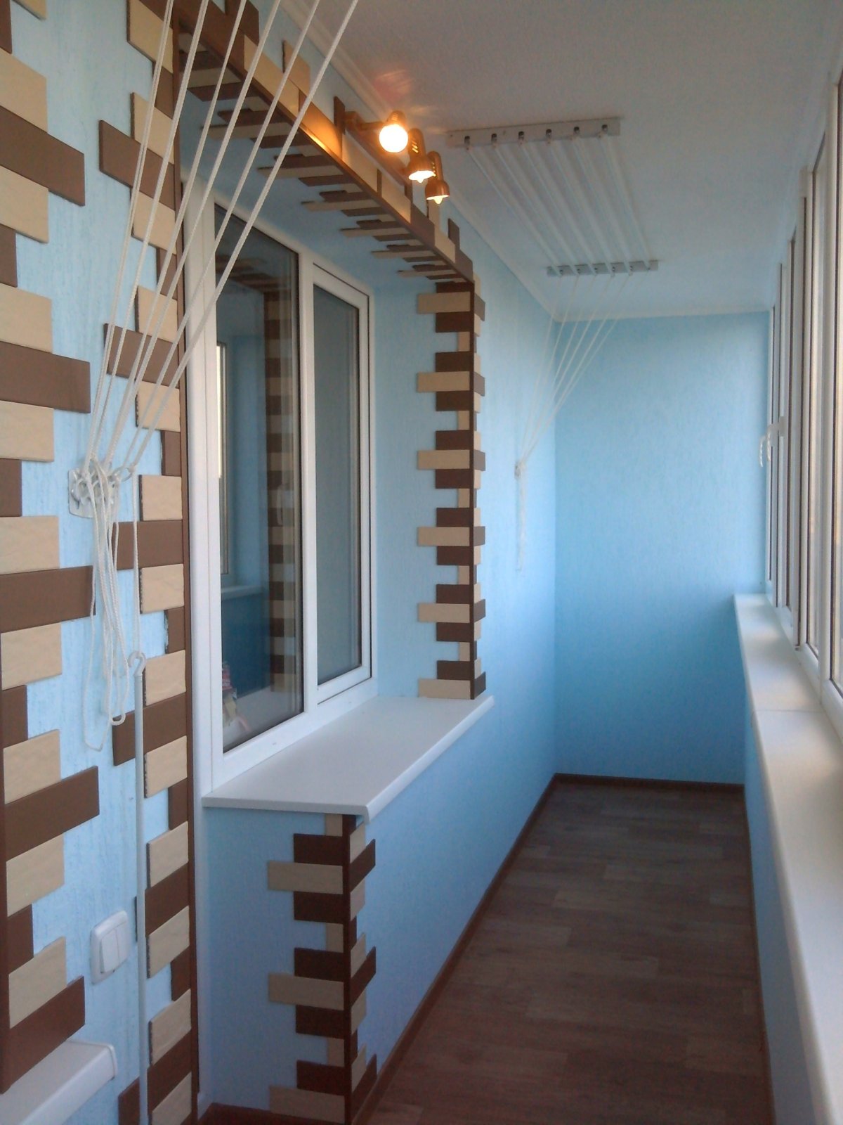 Крашеные стены на балконе