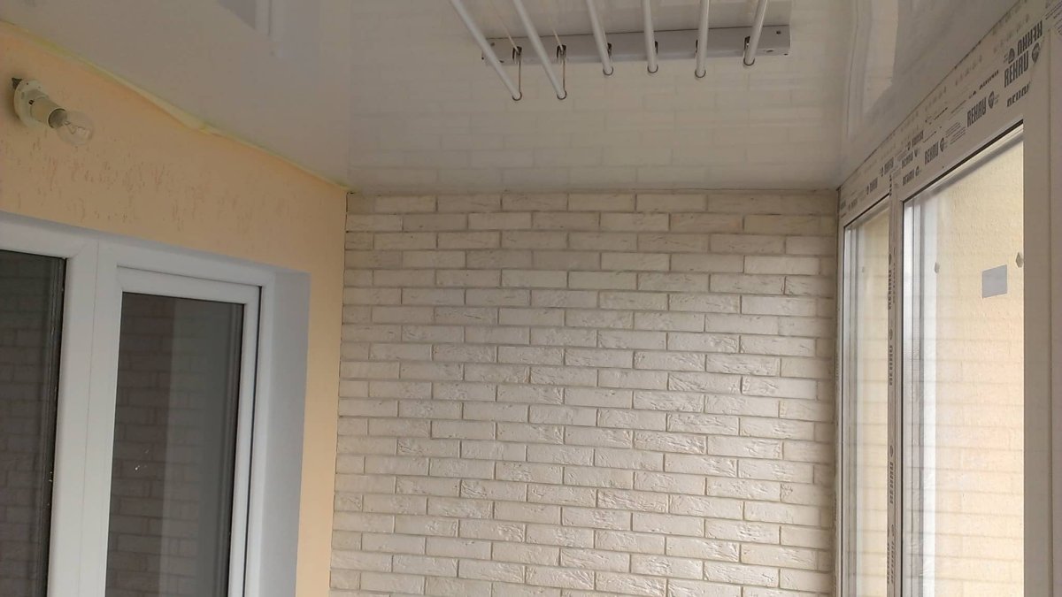 Фактурная штукатурка на лоджии