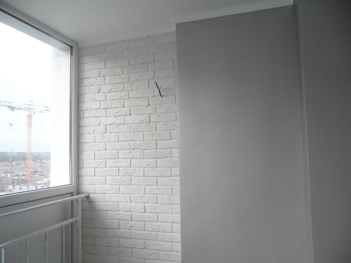 Отделка лоджии под кирпич