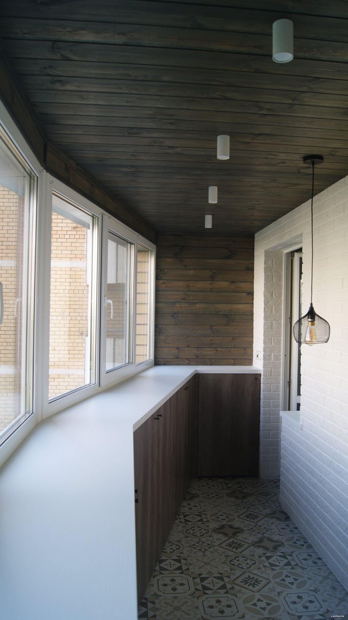 Отделка балкона темной вагонкой