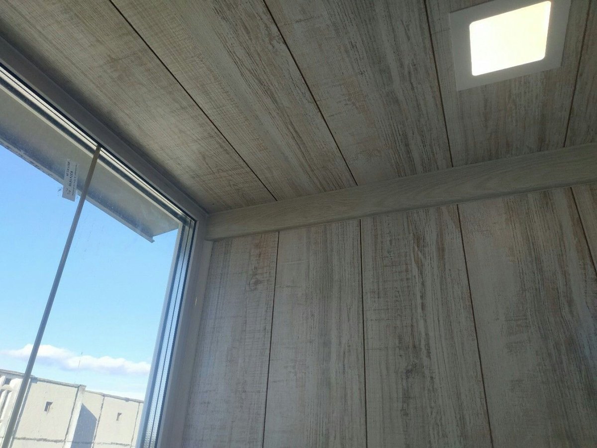 Потолок из ламината на балконе