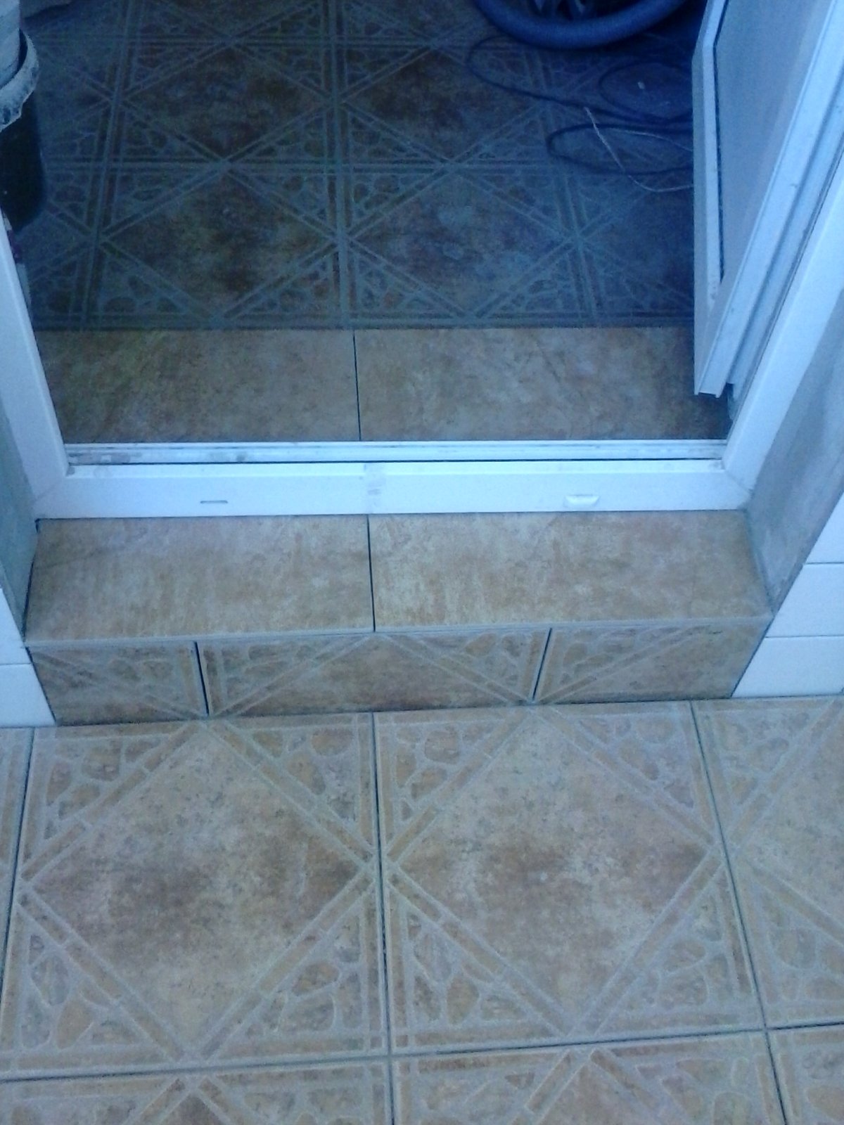 Порожек на балкон из плитки