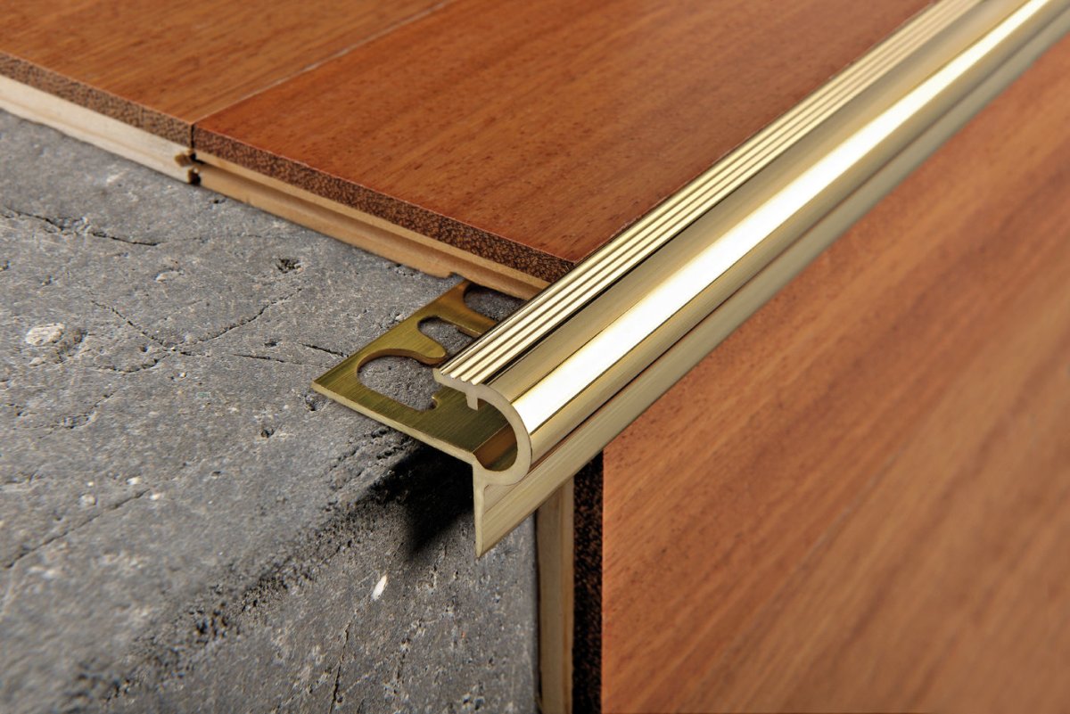 Ступенька на балкон из ламината