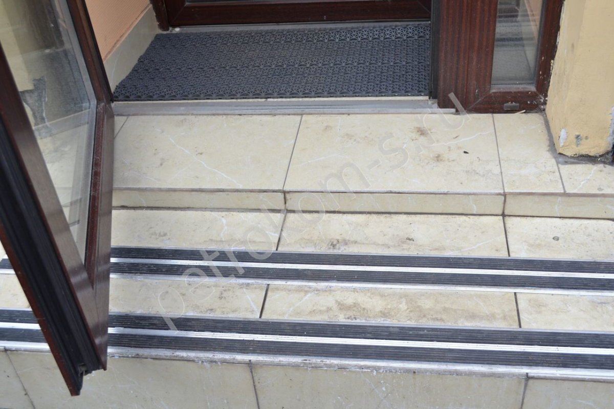 Стык пола кухни и коридора