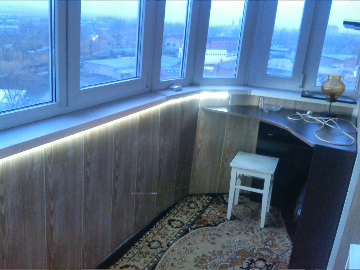 Широкий подоконник в интерьере