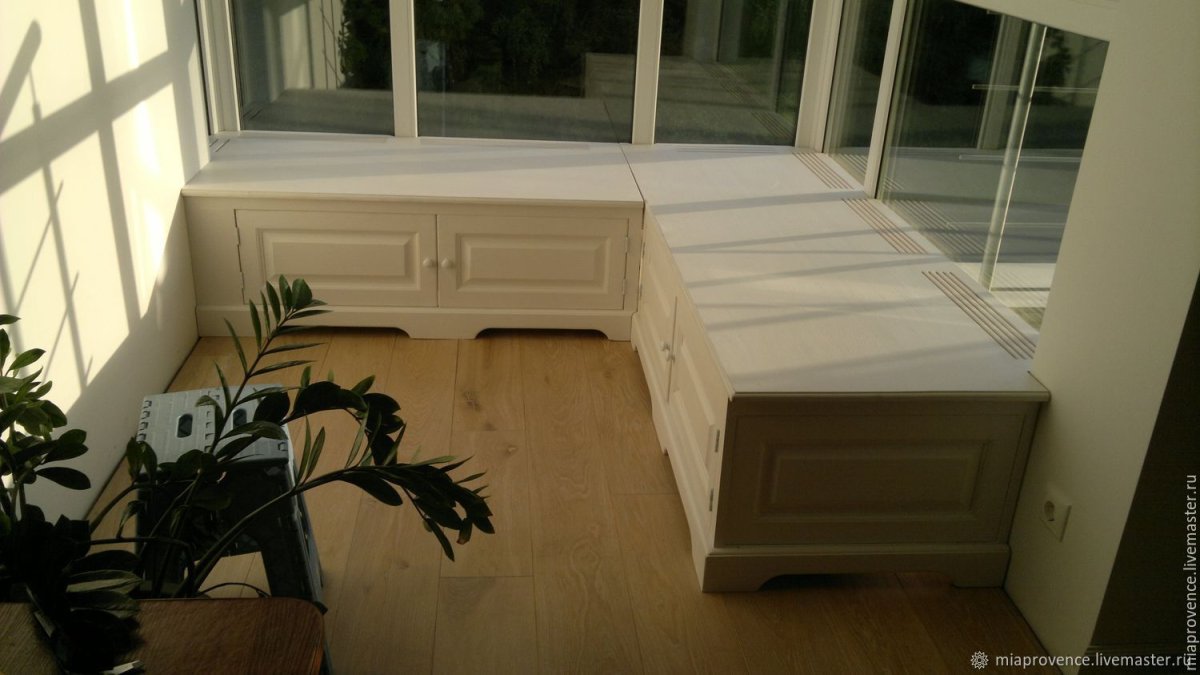 Подоконник фиолетовый