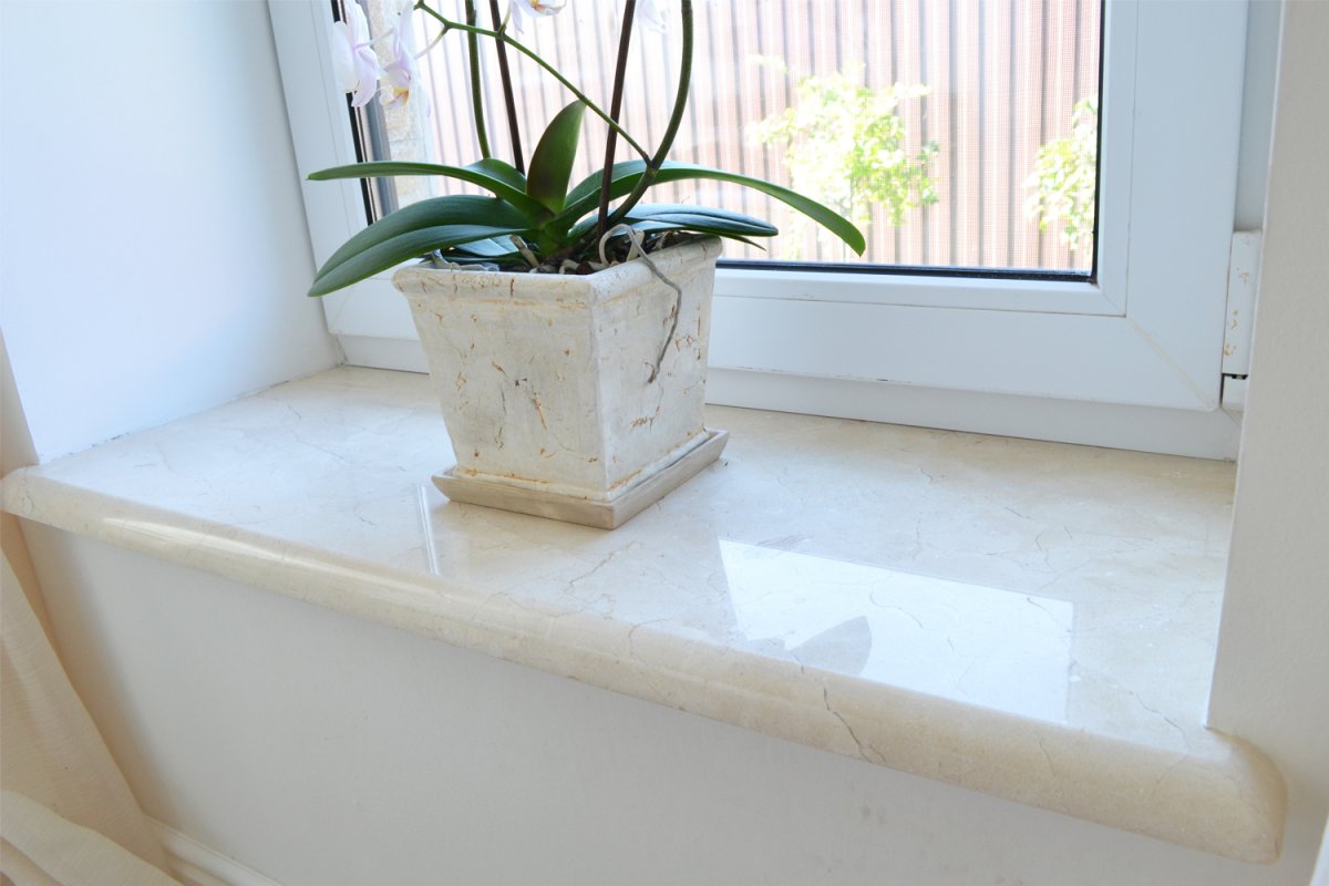 Подоконник на балконе