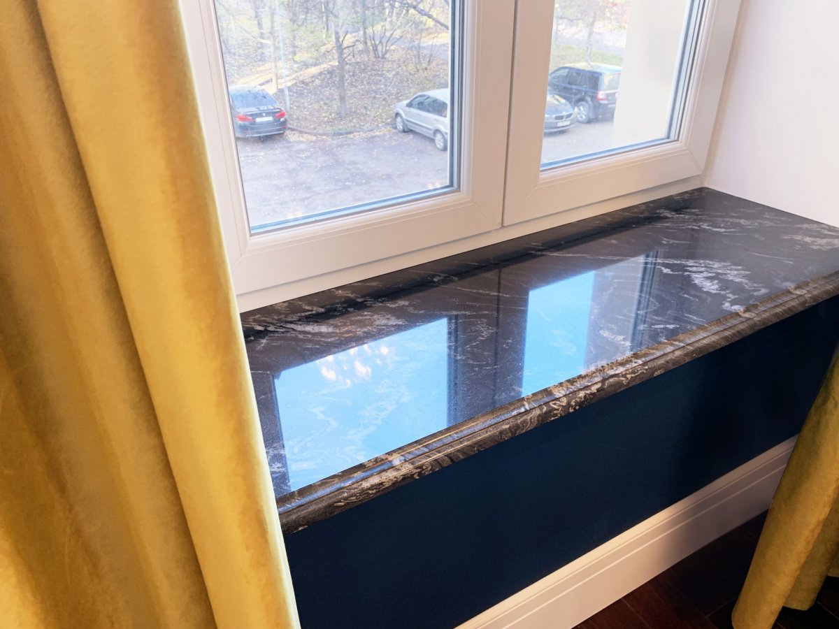 Белый деревянный подоконник