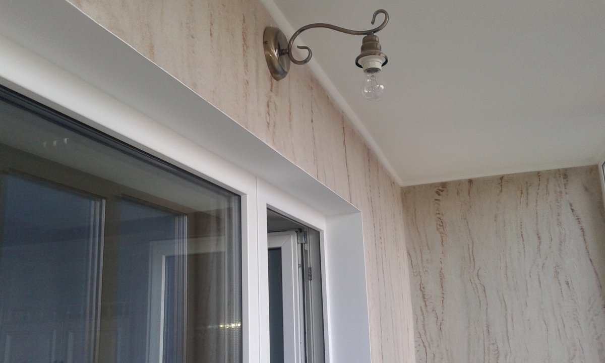 Отделка балкона жидкими обоями