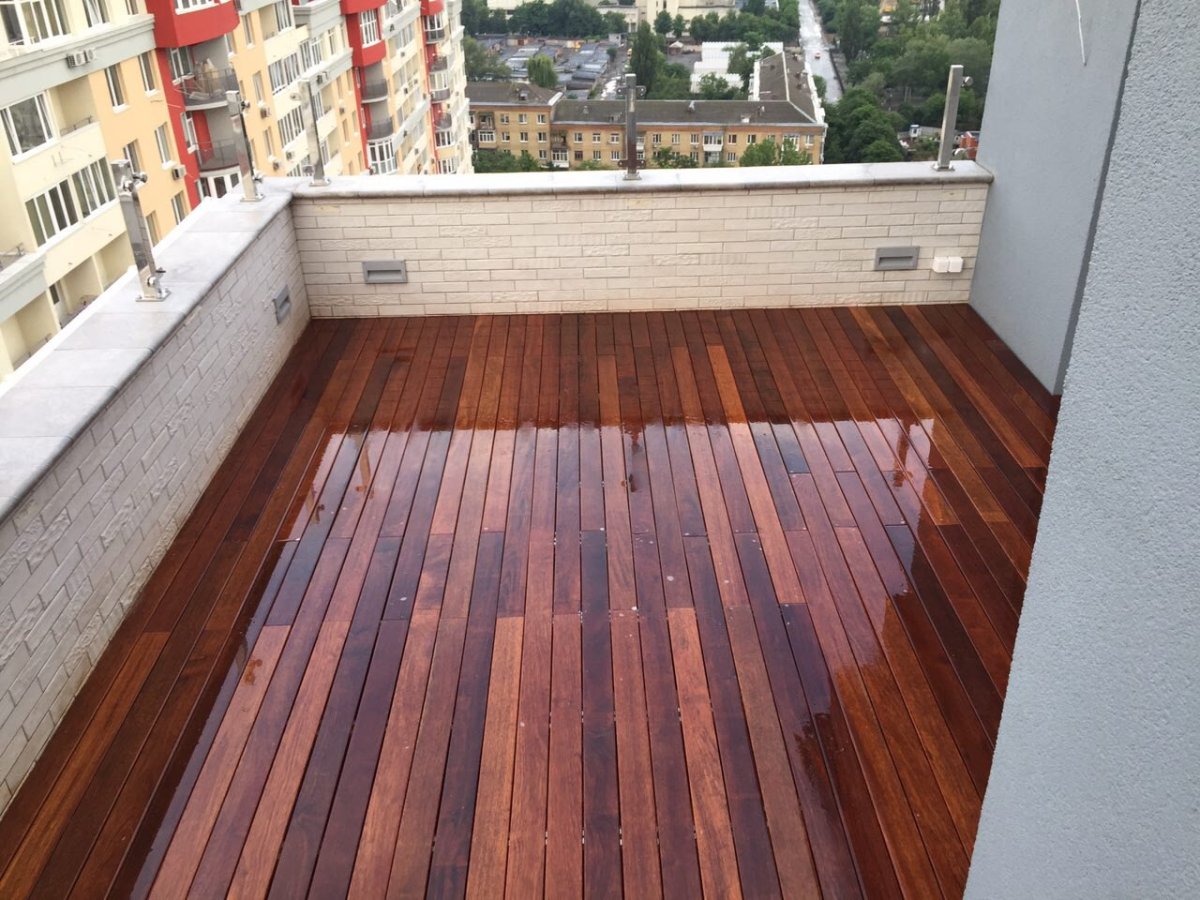 Отделка балкона террасной доской