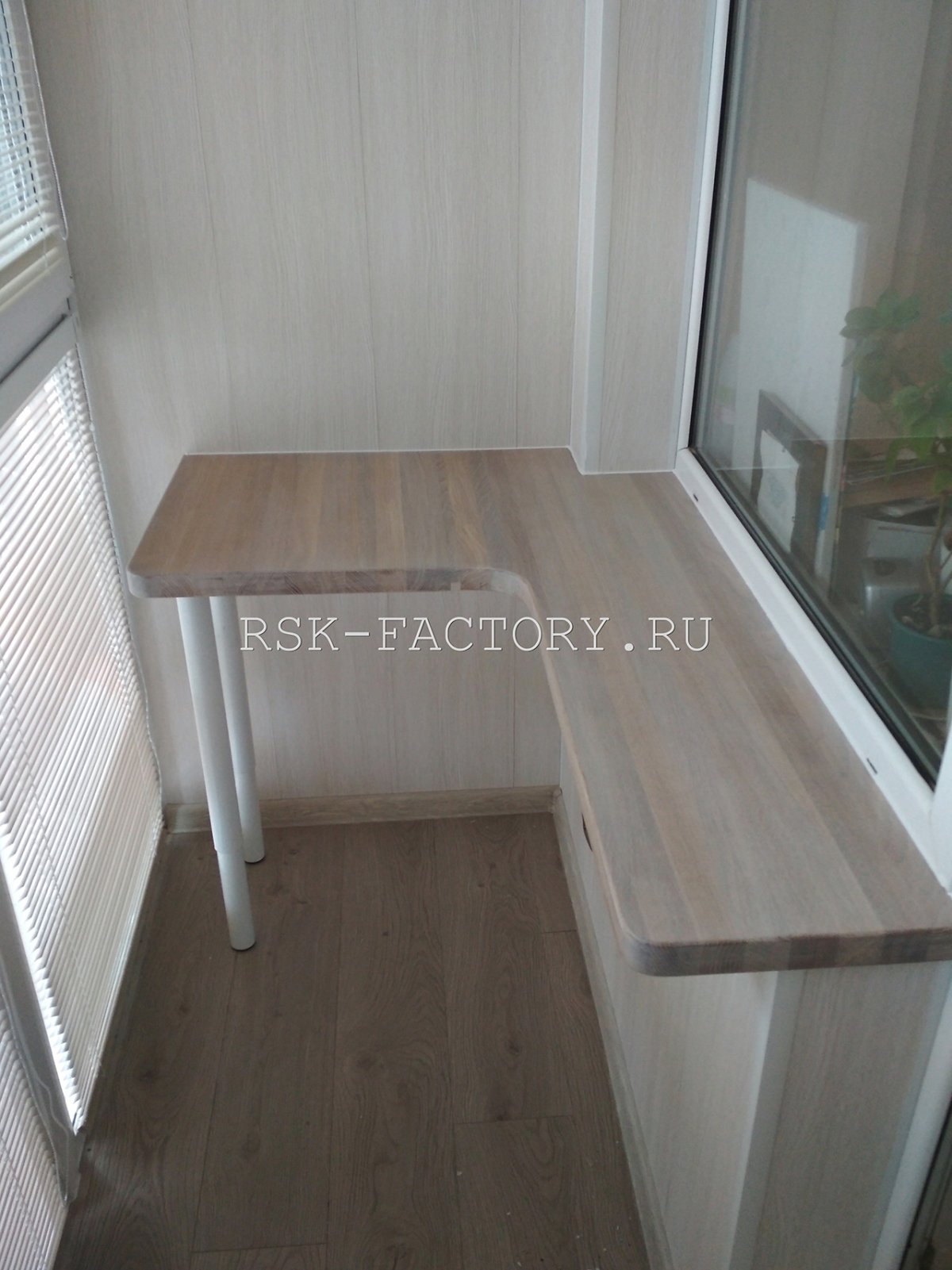 Письменный стол на лоджии