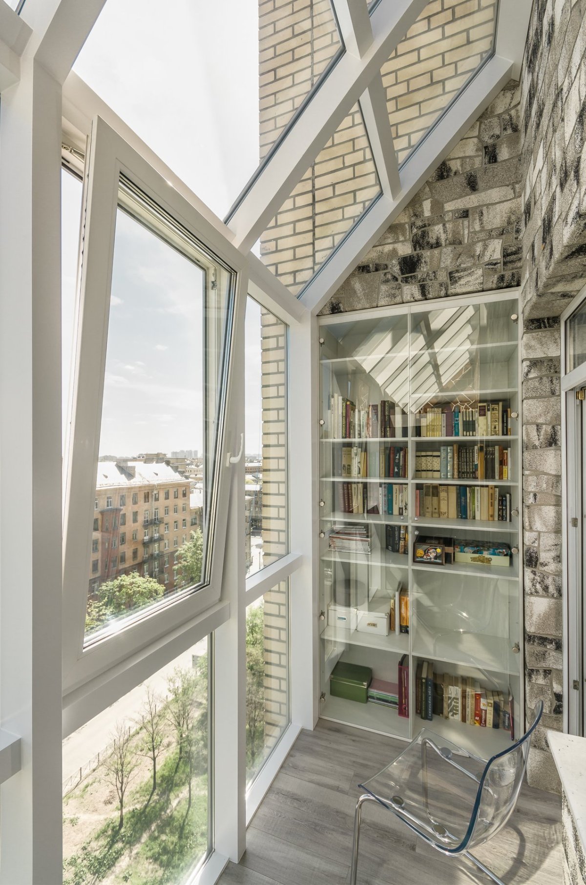 Озеленение застекленного балкона