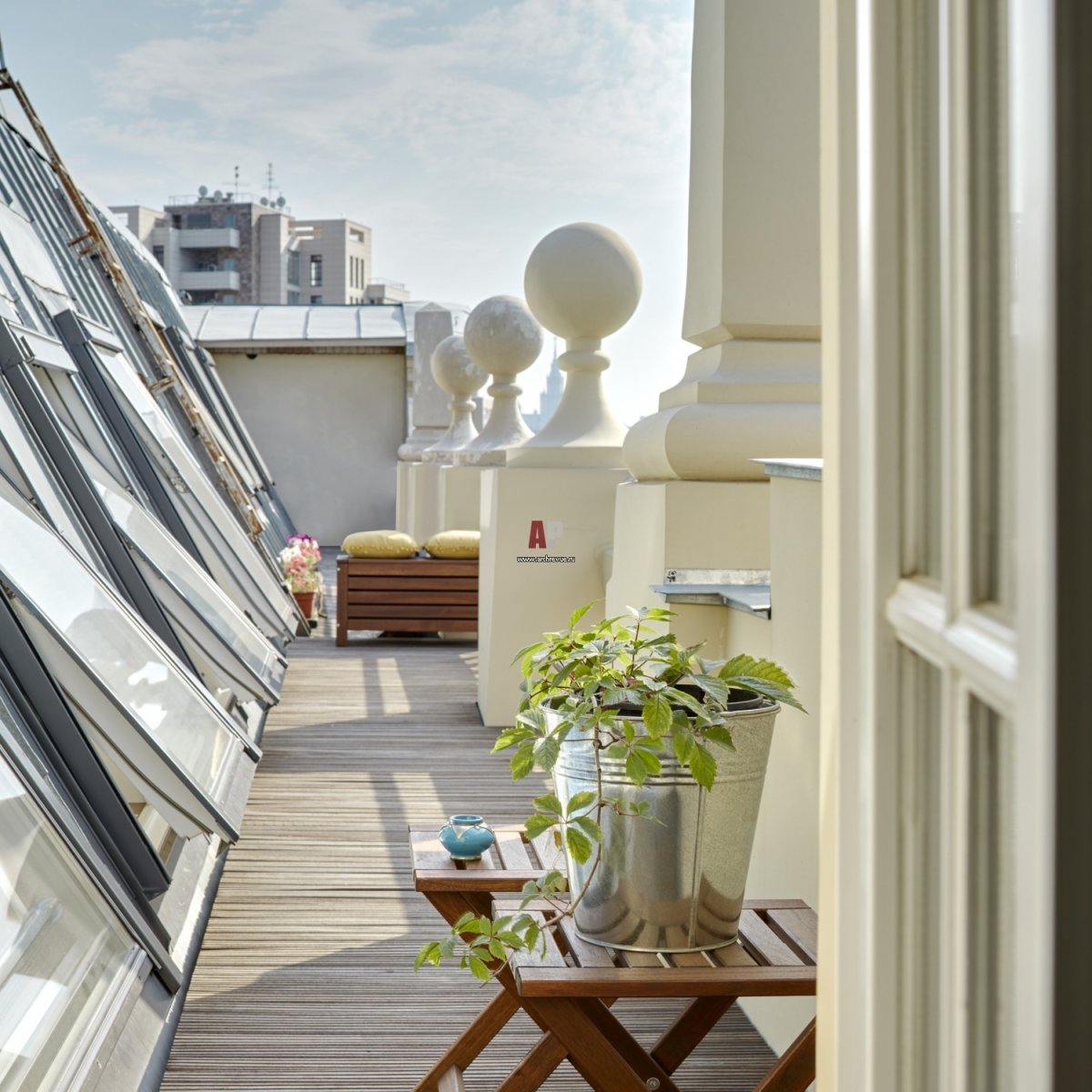 Маленький узкий балкон