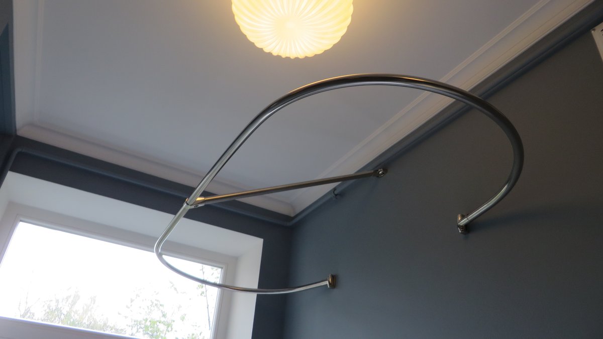 Карниз для штор в ванную комнату