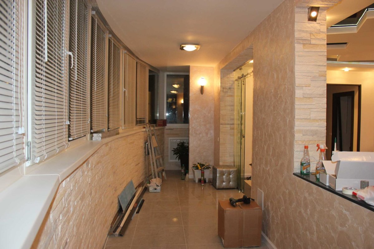 Отделка балкона декоративной штукатуркой