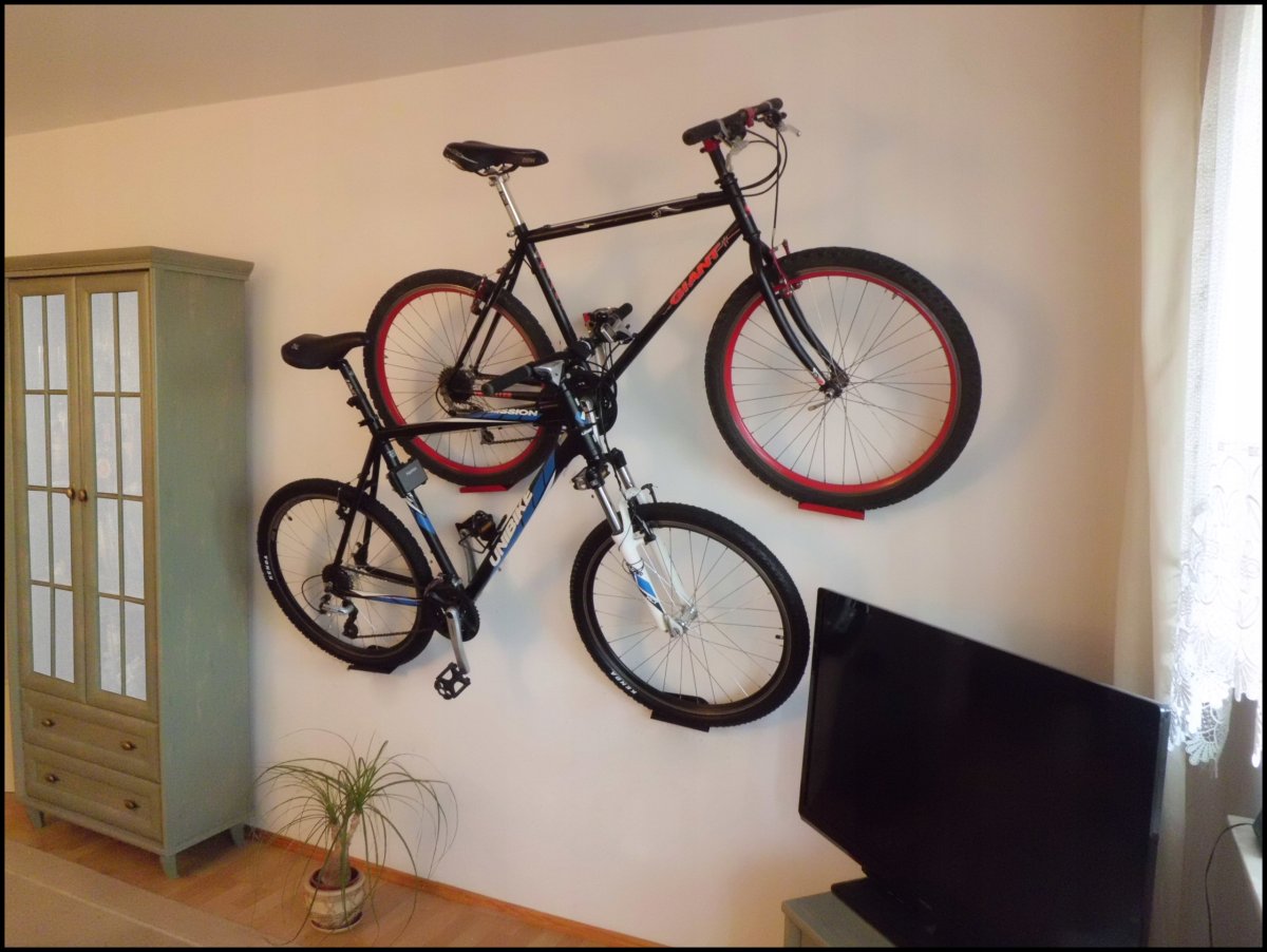 Велосипед на стене